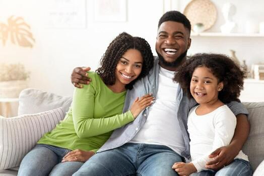 Família feliz realizando o sonho da casa própria com a FR Cesarino Imóveis